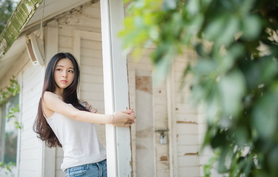 不少人闻言，不禁哽咽起来，吕蒙沉声道：“我已派人去通知主公，都督的葬礼，当由主公来主持，请诸位稍安勿躁，相信主公，会给我们一个交代，给都督一个交代，我吕蒙发誓，有生之年，哪怕拼的这颗头颅不要，也定要为都督报仇。”